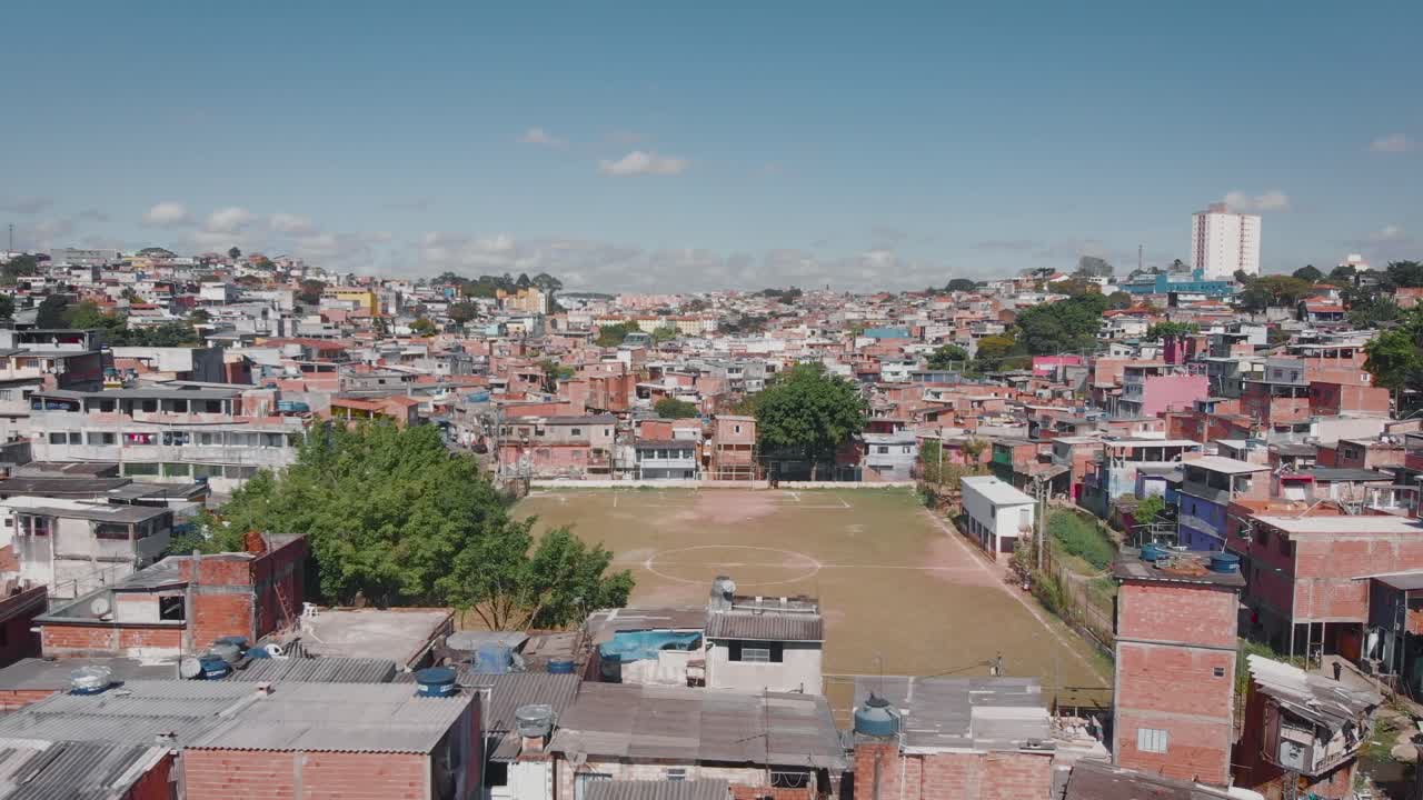 imagen del paisaje aéreo - volando sobre los barrios marginales en el distrito de capão redondo, ciudad de são paulo en brasil