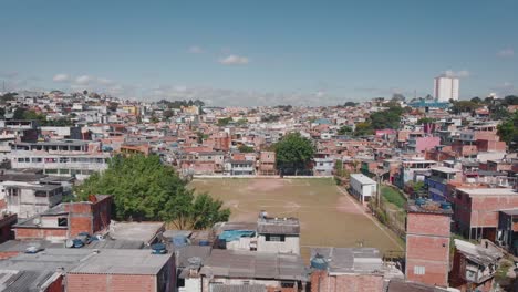 Imagen-Del-Paisaje-Aéreo---Volando-Sobre-Los-Barrios-Marginales-En-El-Distrito-De-Capão-Ronda,-Ciudad-De-Sao-Paulo-En-Brasil