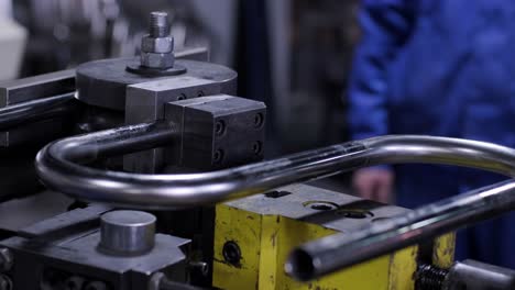 máquina de equipamiento industrial para la flexión de tubos metálicos en la fábrica. máquina automática de metalurgia para el torneado electrónico de tubos de metal y la flexión en frío en la sala industrial en la planta de fabricación