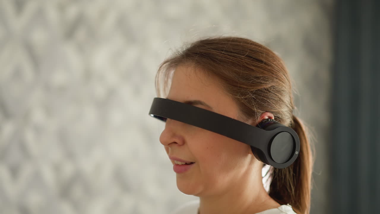 mujer cubre los ojos con auriculares corriendo en casa. mujer deportiva se divierte con auriculas entrenando en la cinta de correr en el gimnasio. lidiando con el aburrimiento en el entrenamiento