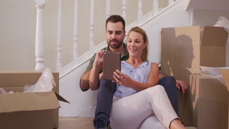 una atractiva pareja caucásica se muda a una casa nueva.