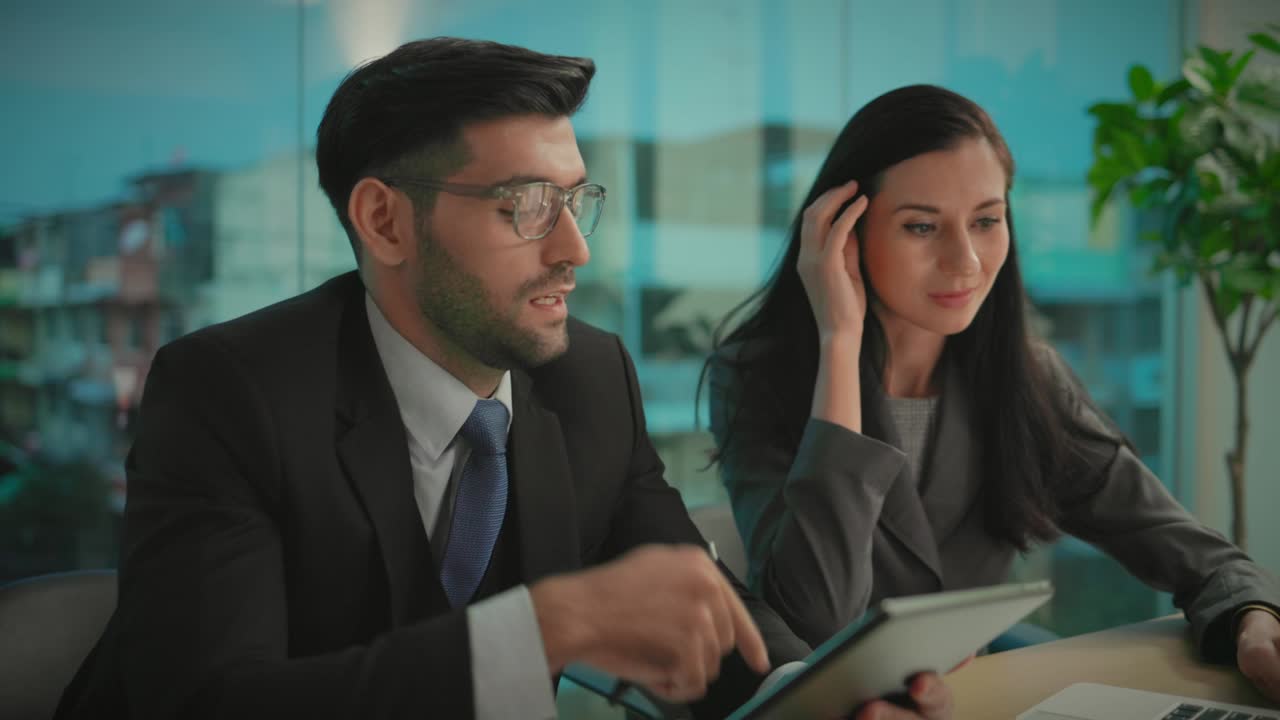 hombres de negocios caucásicos usan trajes discutiendo reuniones de tormenta de ideas