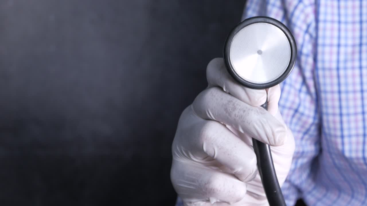 Medico che tiene uno stetoscopio