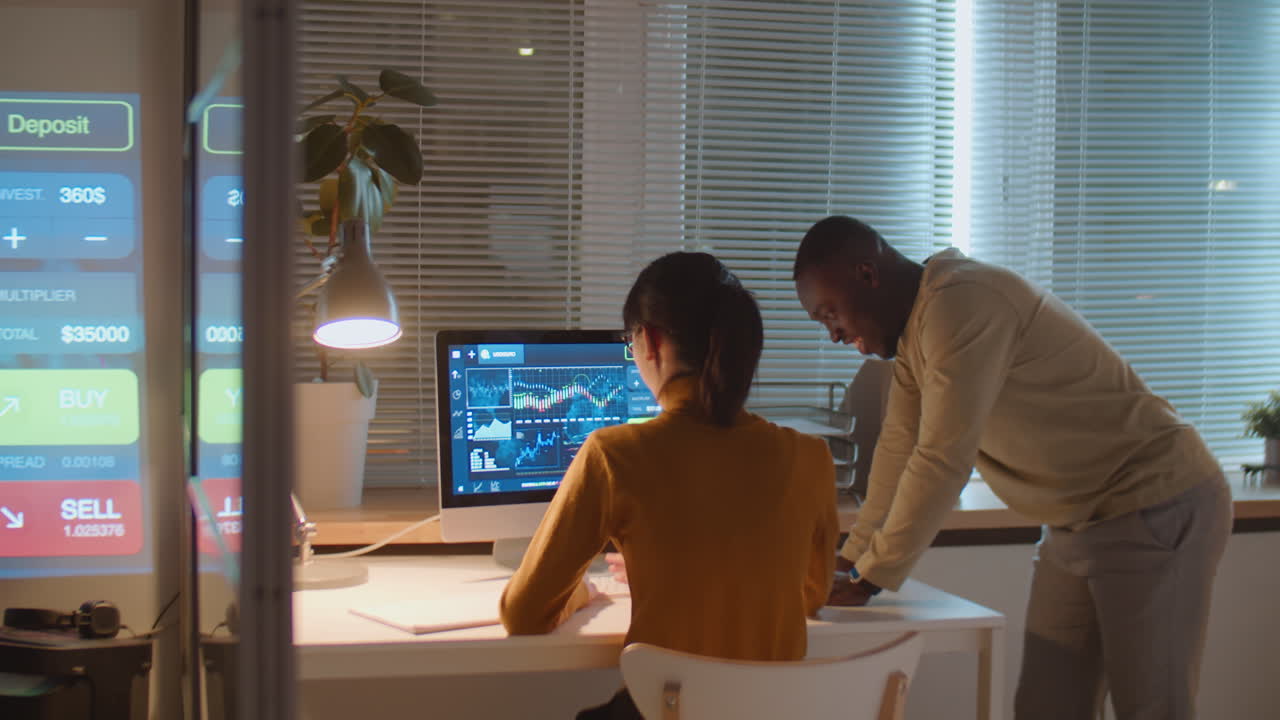 colegas discutiendo datos financieros en la oficina por la noche