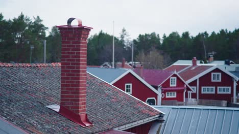 Erkunden-Sie-Im-Frühling-Ein-Malerisches-Schwedisches-Schärendorf-Mit-Handkameraaufnahmen