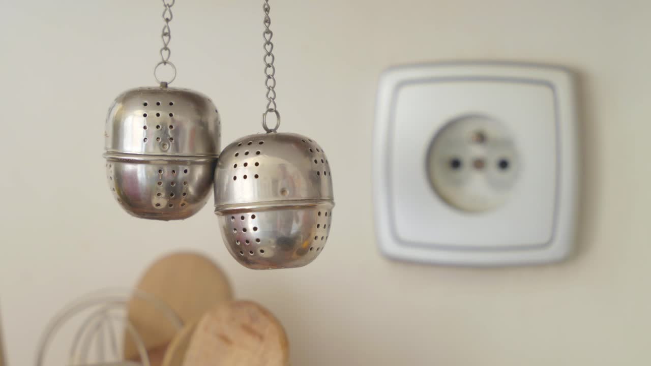 toma estática de una persona desenchufando y enchufando algo en un tomacorriente