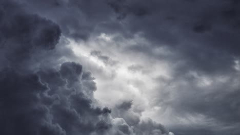 el movimiento de las nubes oscuras sobre el cielo