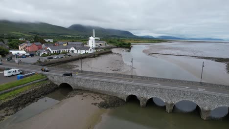 Blennerville-Windmühle-Und-Straßenbrücke-Dingle-Halbinsel-Irland-Drohnen-Luftaufnahme