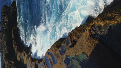 Olas-Del-Océano-Rompiendo-Contra-Acantilados,-Piscinas-Naturales,-Cap-Des-Pins