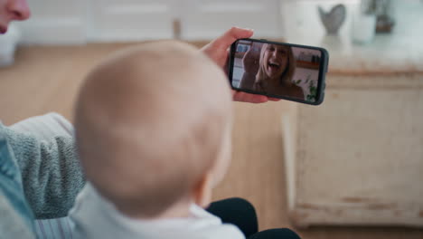 Madre-Y-Bebé-Usando-Un-Teléfono-Inteligente-Teniendo-Video-Chat-Con-Su-Mejor-Amigo-Saludando-A-Un-Niño-Pequeño-Mamá-Feliz-Charlando-Compartiendo-El-Estilo-De-Vida-De-La-Maternidad-En-El-Teléfono-Móvil