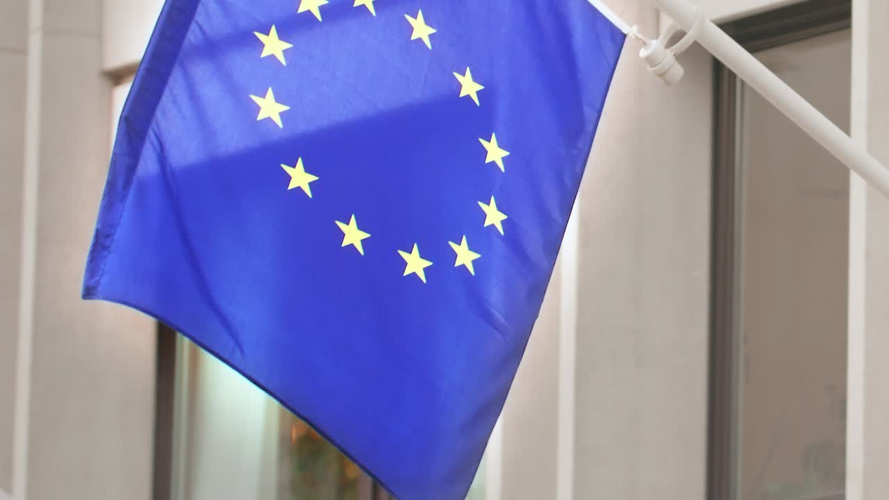 edificio de la bandera de europa comunión europea olas de estrellas centro de europa bruselas
