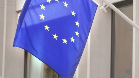 Europa-Flagge-Gebäude,-Europäische-Gemeinschaft,-Sterne,-Welle,-Zentrum-Europas,-Brüssel