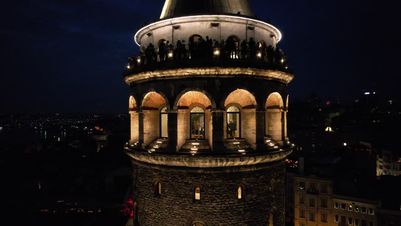 la torre de galata iluminada por la noche