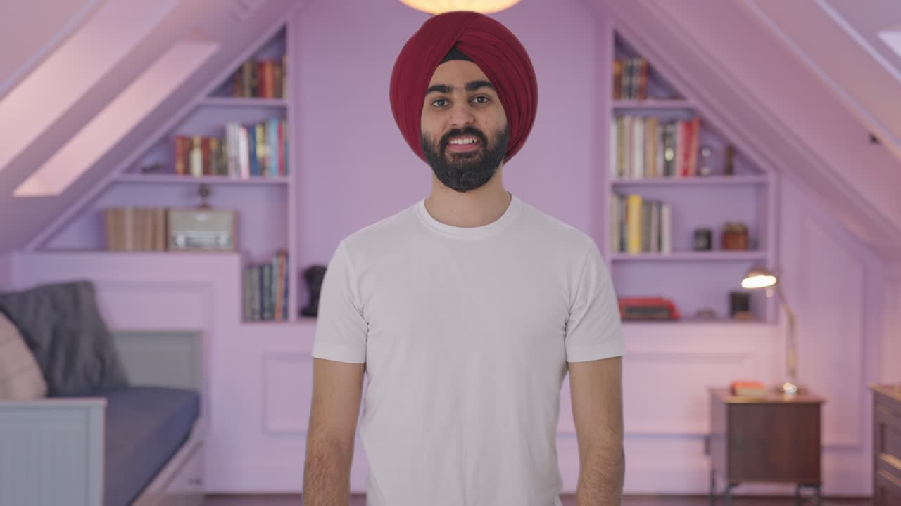 Uomo indiano Sikh felice e sorridente