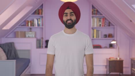 hombre indio sikh feliz sonriendo
