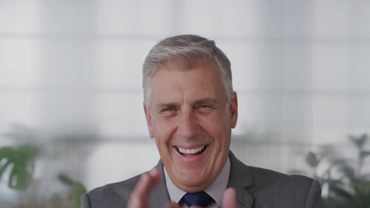 retrato feliz hombre de negocios maduro ejecutivo riendo disfrutando de una carrera exitosa empresario profesional senior con traje en la oficina gestión corporativa en cámara lenta