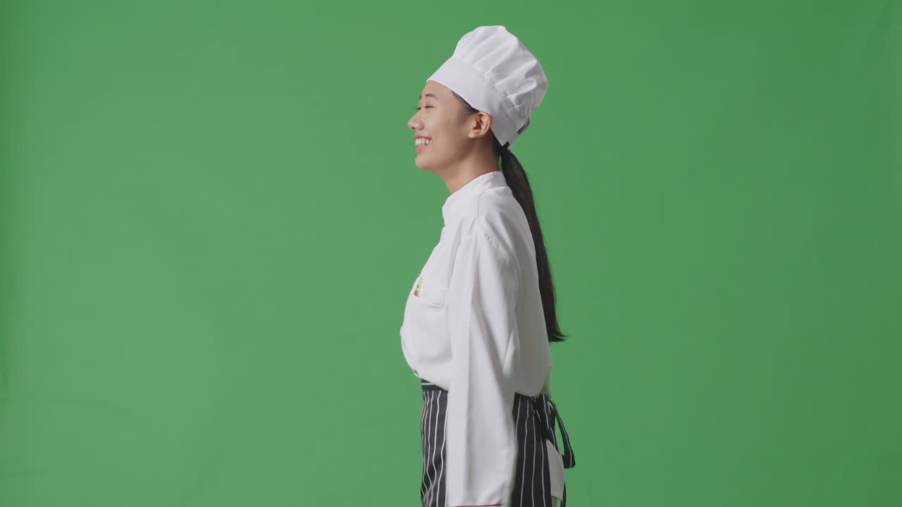 la mujer chef da la bienvenida.