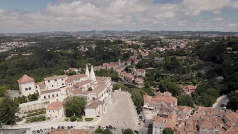 Toma-Panorámica-Con-Vistas-A-Las-Casas-En-El-Pueblo-Desde-El-Palacio-De-La-Ciudad-De-Residencia-Real-De-Sintra