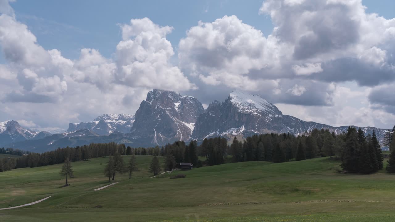 timelapse diurno con grandes nubes de la cordillera de las dolomitas en el norte de italia