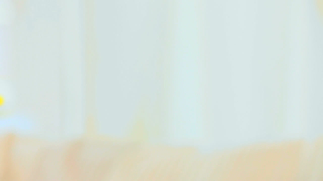 기 지이 를 들고 있는 남자