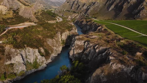 las imágenes aéreas sobre el cañón revelan un hermoso paisaje de campos de viñedos y montañas rocosas