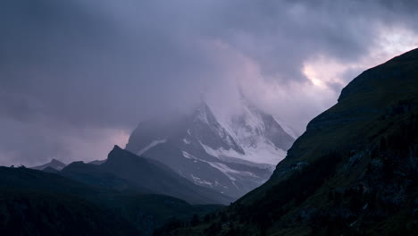 Zeitraffer-Der-Wolkenklarung-Bei-Sonnenuntergang-über-Dem-Matterhorn-In-Der-Schweiz