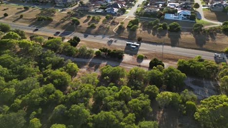 Autobús-Que-Sale-De-La-Zona-De-Spearwood,-En-Los-Suburbios-De-La-Ciudad-De-Perth,-En-Australia-Occidental