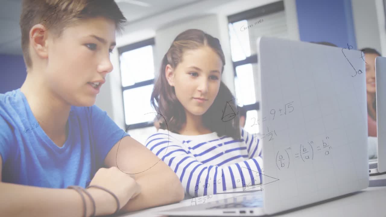 animación de ecuaciones matemáticas sobre niños de escuela usando computadora portátil en el aula