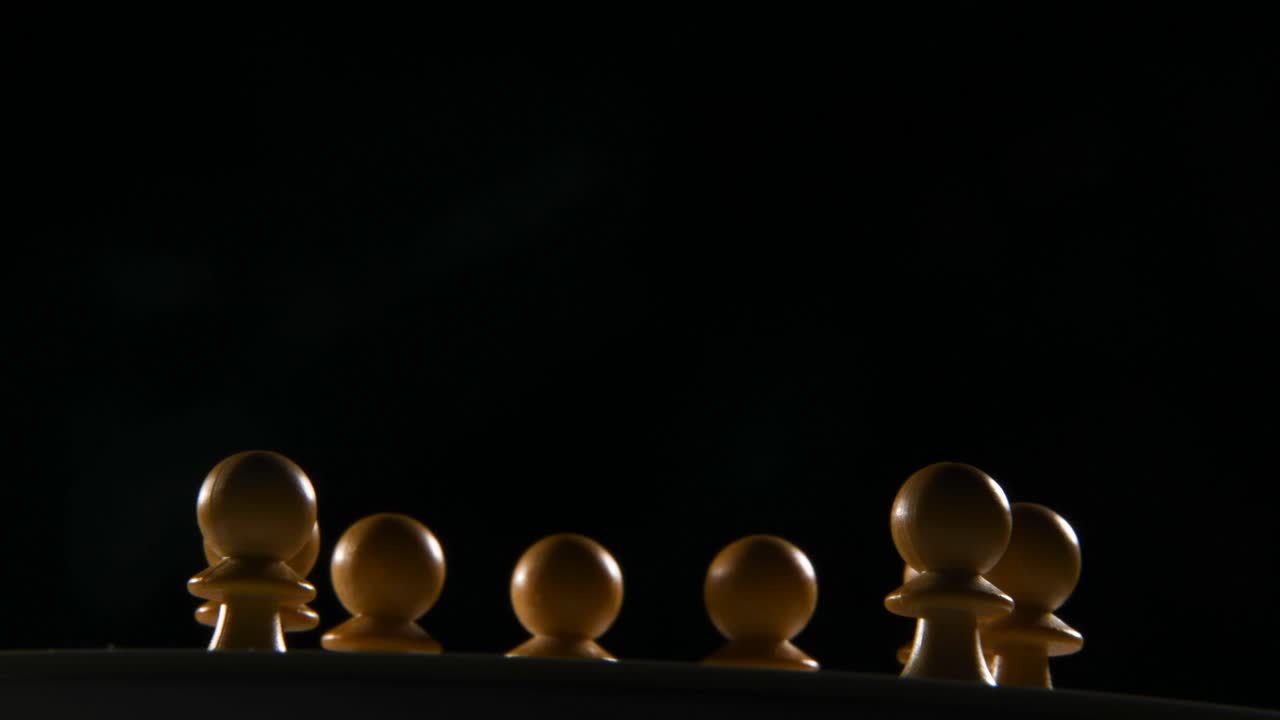 체스판에서 을 던지는 영화적 롤 은 시계 반대 방향으로 회전합니다.