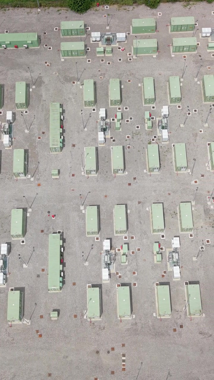 Vista aerea di un impianto di accumulo di energia a batteria BESS in Italia, Lombardia