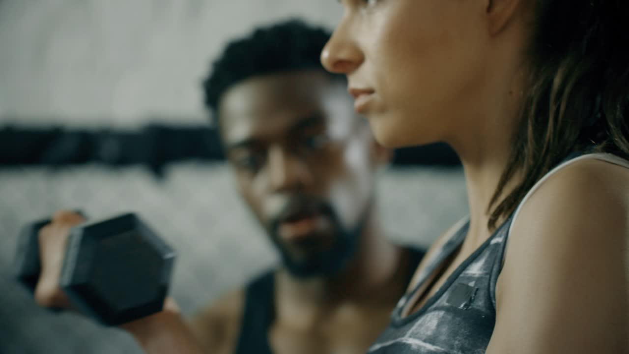 개인 트레이너와 함께 여성 역도