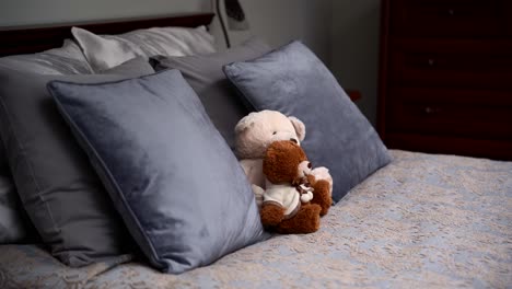 Teddybären-Auf-Dem-Großen,-Grauen-Bett