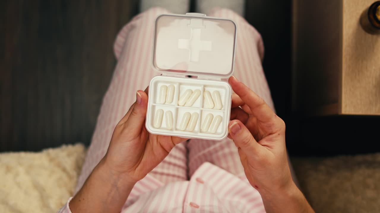 매일 약을 복용하는 여성