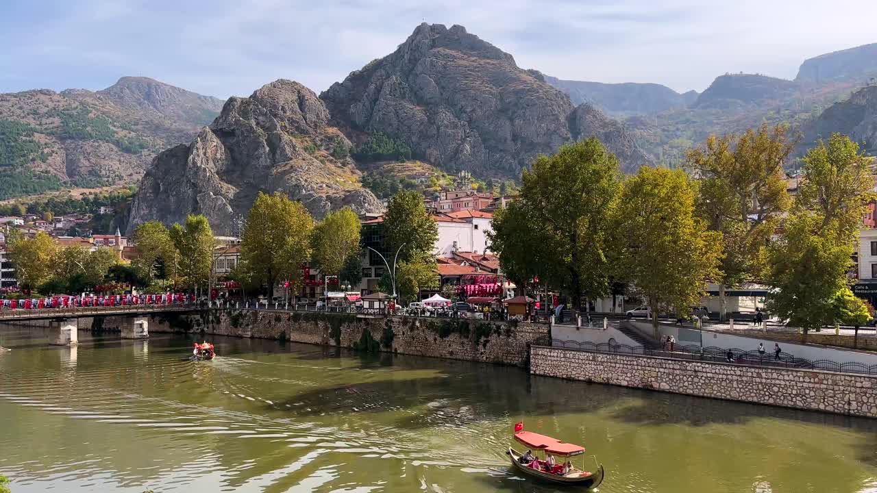 아름다운 풍경 산의 아름다운 풍경 아마시아 터키 이스탄불 여행 아나톨리아 산 강변 보트 타기 고대 도시 역사적인 cobblestone 다운타운 관광 명소 여행