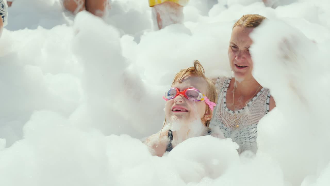 активный отдых с семьей молодая мама с дочерью веселятся на пляже в бе