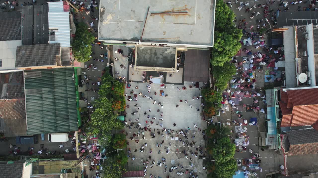 vista aérea de personas ofreciendo oraciones en la mañana del eid en la famosa mezquita jama masjid en bekasi