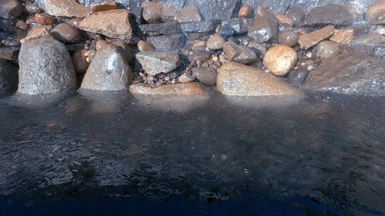 폭포가 있는 보석 위에 방울이 떨어집니다.