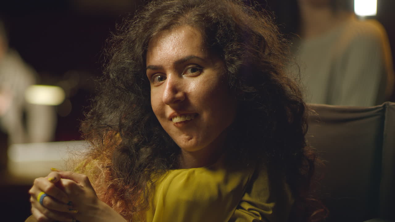 mujer en silla de ruedas