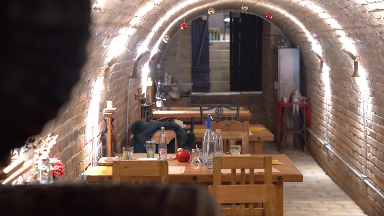 Interior de Restaurante Tradicional en Bodega Ubicado en una Antigua Bodega de Vinos con Paredes de Ladrillo Abovedadas