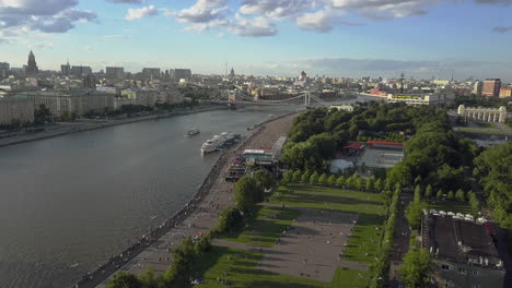 paisaje aéreo de verano de moscú con parque fluvial y puente