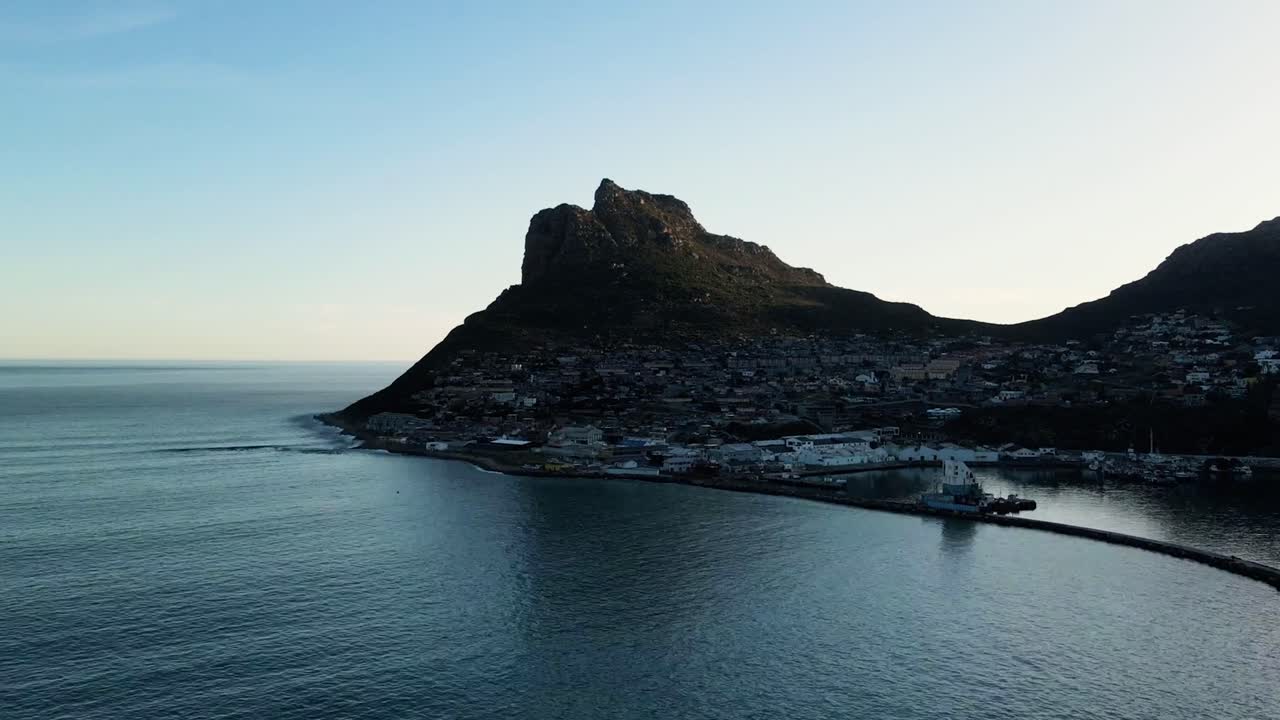 센티넬 산과 파도가 있는 남아프리카 호우트 베이 하버 이른 아침 하이퍼랩스