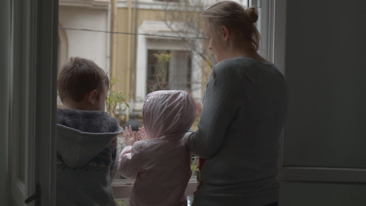 사람들은 코로나19에 맞서 싸우는 의사들에게 지원과 감사를 표합니다.