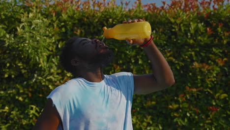 man drinkt water na het spelen van basketbal