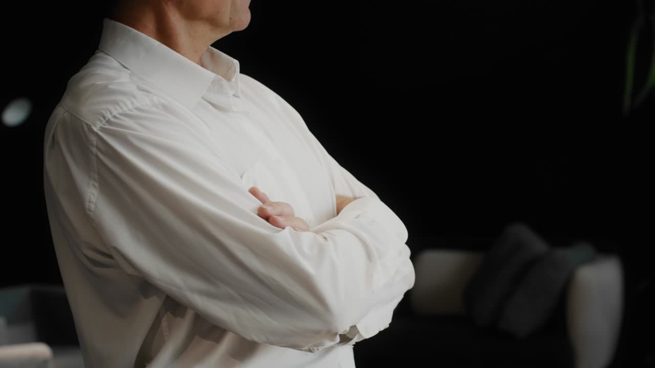 새로운 사무실에서 손을 맞대고 서 있는 인식할 수 없는 사업가, 절단