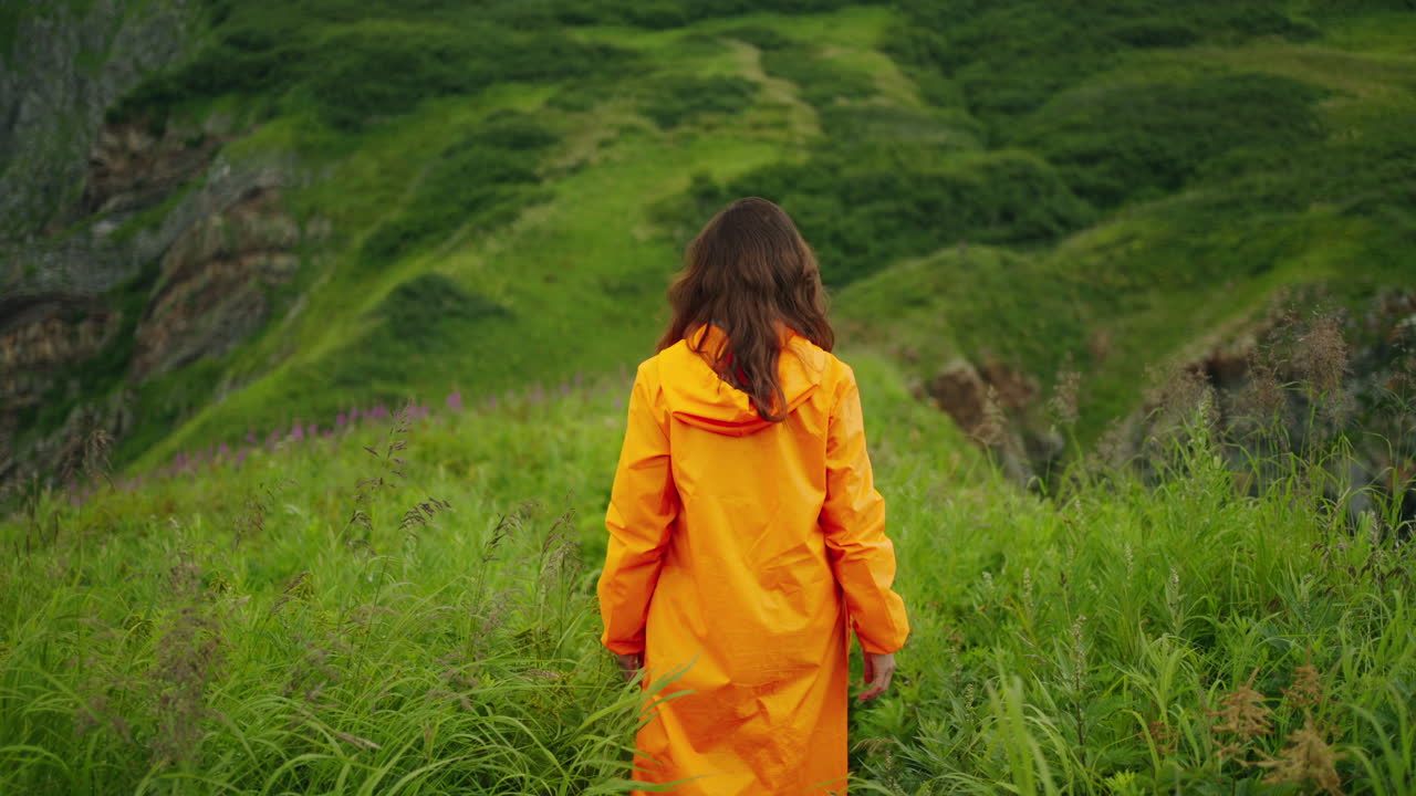 산에서 하이킹하는 여자