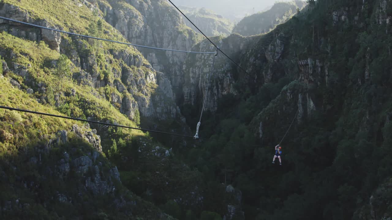 joven hombre caucásico de tirolesa