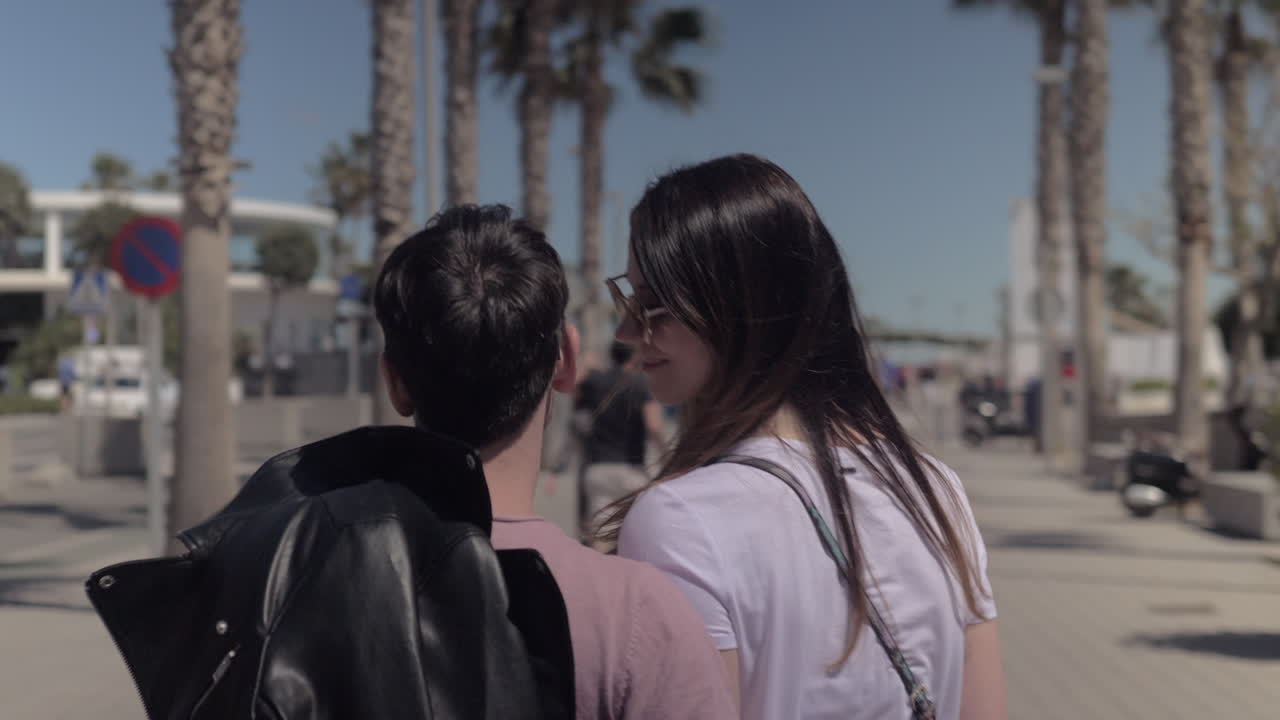 pasear por el paseo marítimo