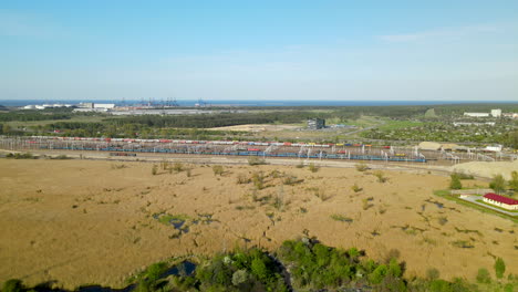 vista aérea de drones - áreas circundantes del puerto de gdansk con el puerto en el horizonte