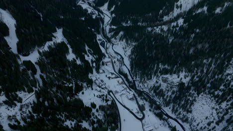 Überflug-Drohnenaufnahme-Von-Kurvenreichen-Straßen-Des-Stilfserjoch-Passes-Entlang-Des-Flusses-Zwischen-Dichten-Nadelwäldern