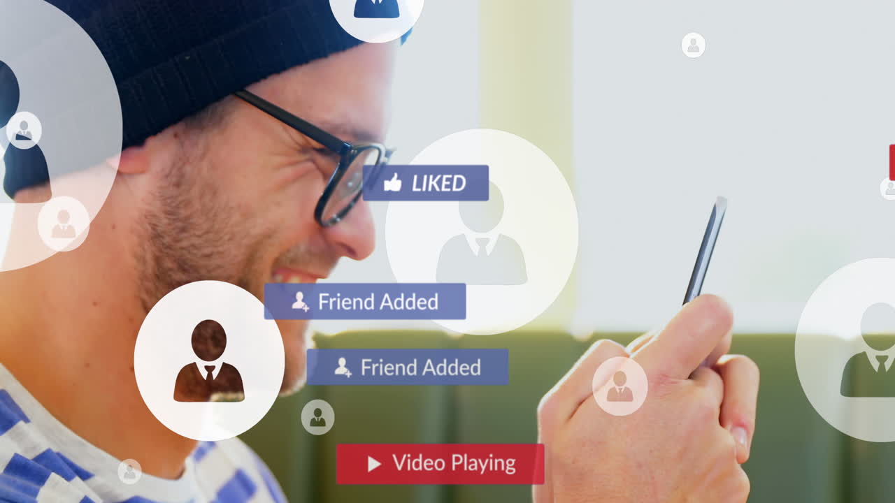 animación del texto de las redes sociales en pancartas con iconos digitales sobre un hombre que usa un teléfono inteligente